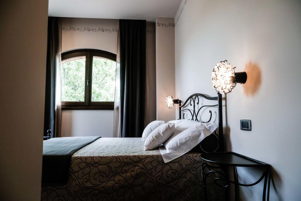 Cascina Cortine Bed & Breakfast Guarene Room photo